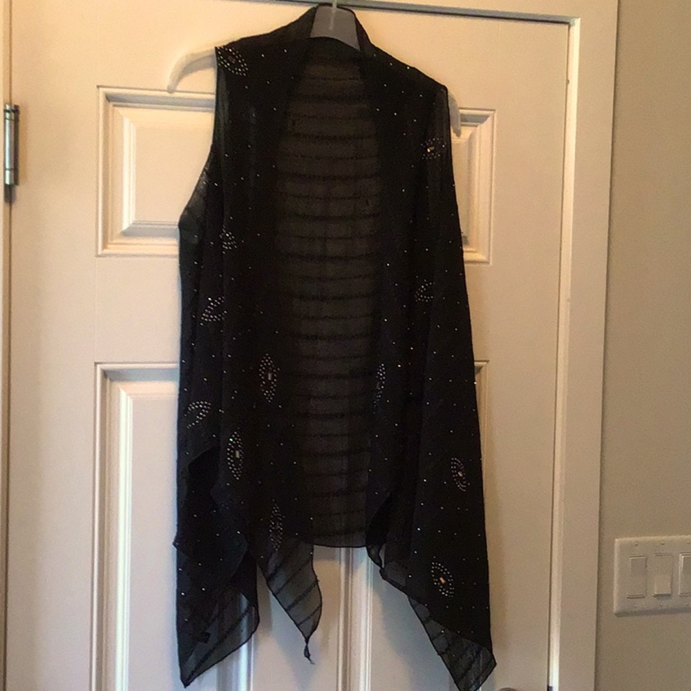 Beautiful sleeveless shawl